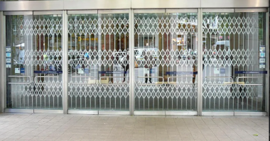 Scherengitter: Geprüfter Einbruchschutz vor Kaushauseingang